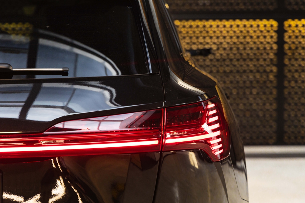 Audi e-tron 55 quattro 2019 фото Audi e-tron 55 quattro 2019 фото 8