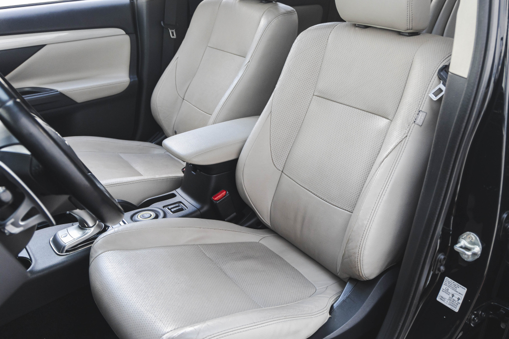 Mitsubishi Outlander PHEV Plug-In Hybrid 2013 photo 17