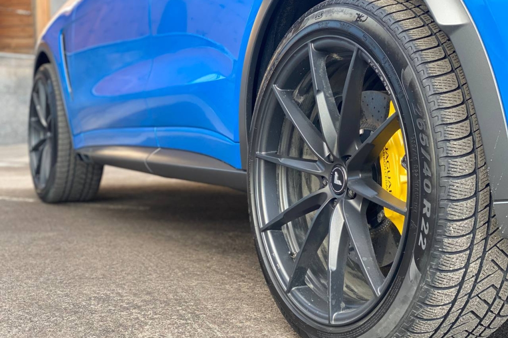 Jaguar F-Pace SVR 2020 фото 19