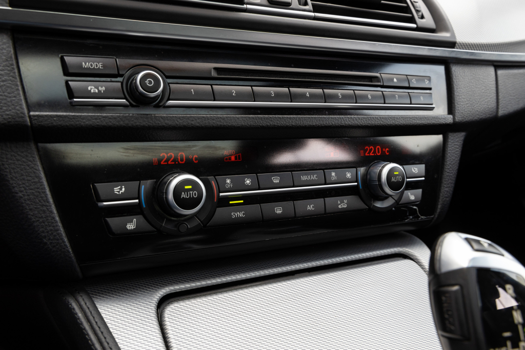 BMW 520 D Baureihe 5 Touring 2015 photo 21