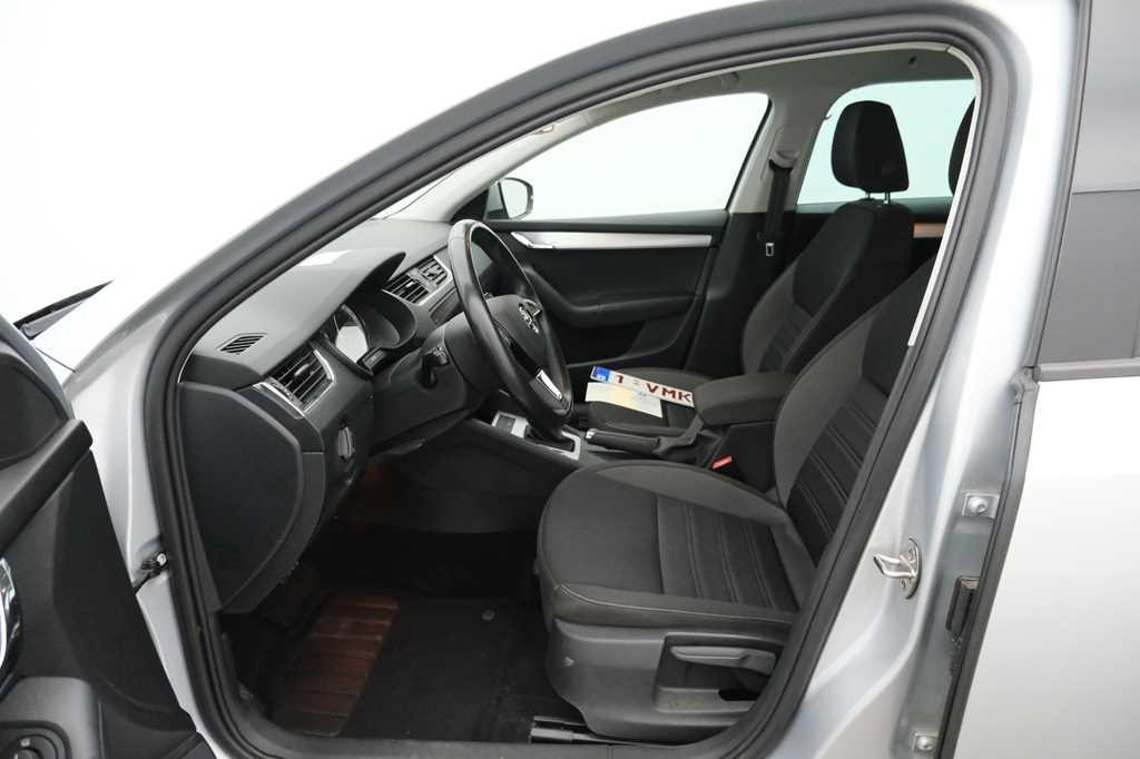 Skoda Octavia Combi 2019 фото 6