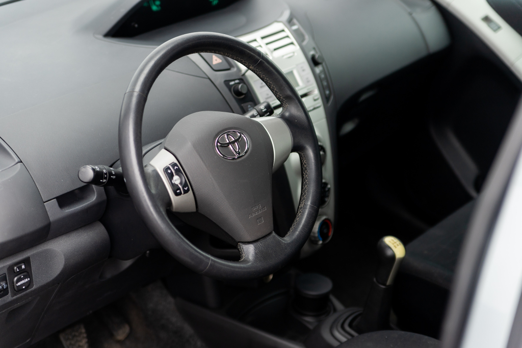 Toyota Yaris 2006 фото 23