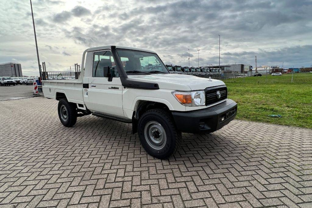 Toyota Land Cruiser 4x4 4.2D 2023 фото Toyota Land Cruiser 4x4 4.2D 2023 фото 2