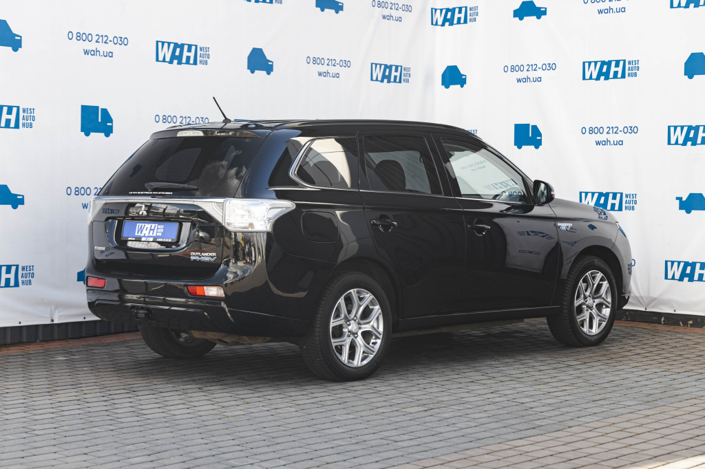 Mitsubishi Outlander PHEV Plug-In Hybrid 2013 photo 8