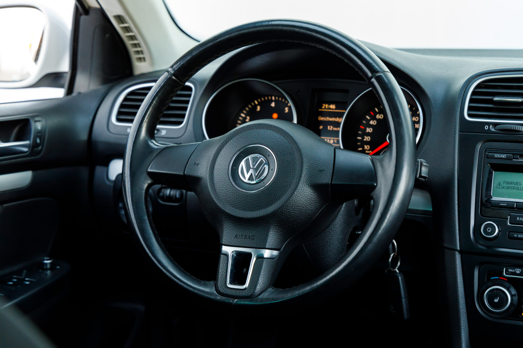 Volkswagen Golf VI 2010 photo 17