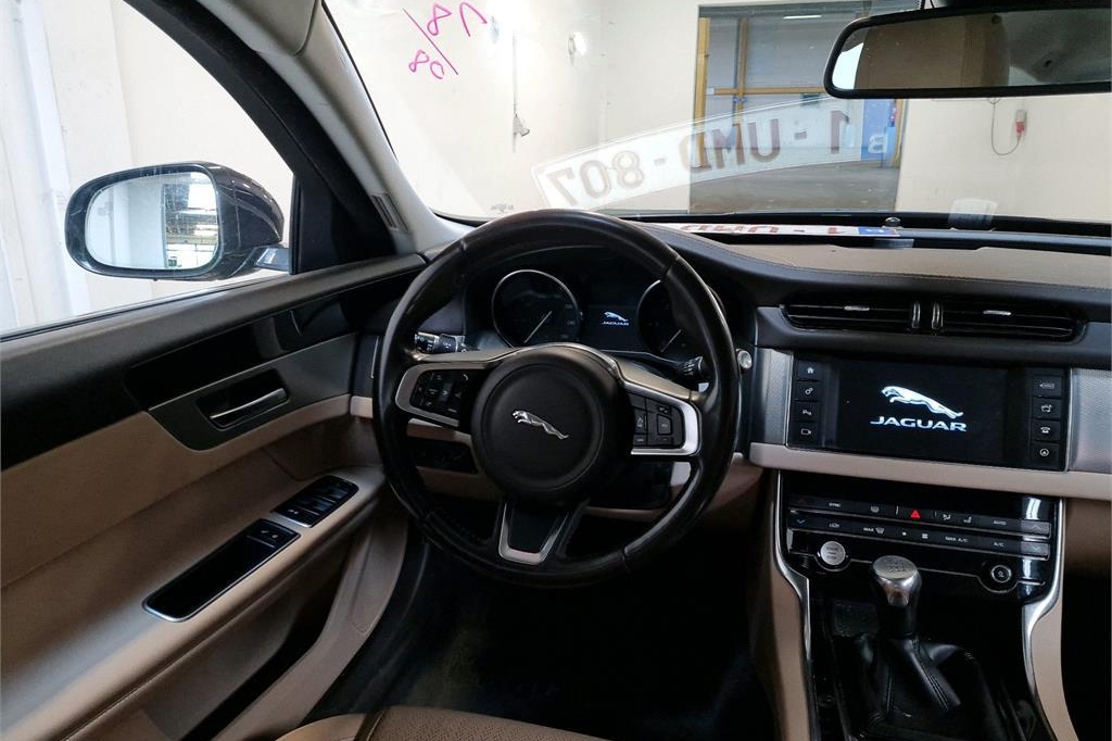 Jaguar XF Sportbrake 2018 photo 2