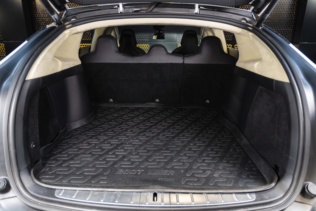 Tesla Model X 75D 2017 фото Tesla Model X 75D 2017 фото 35