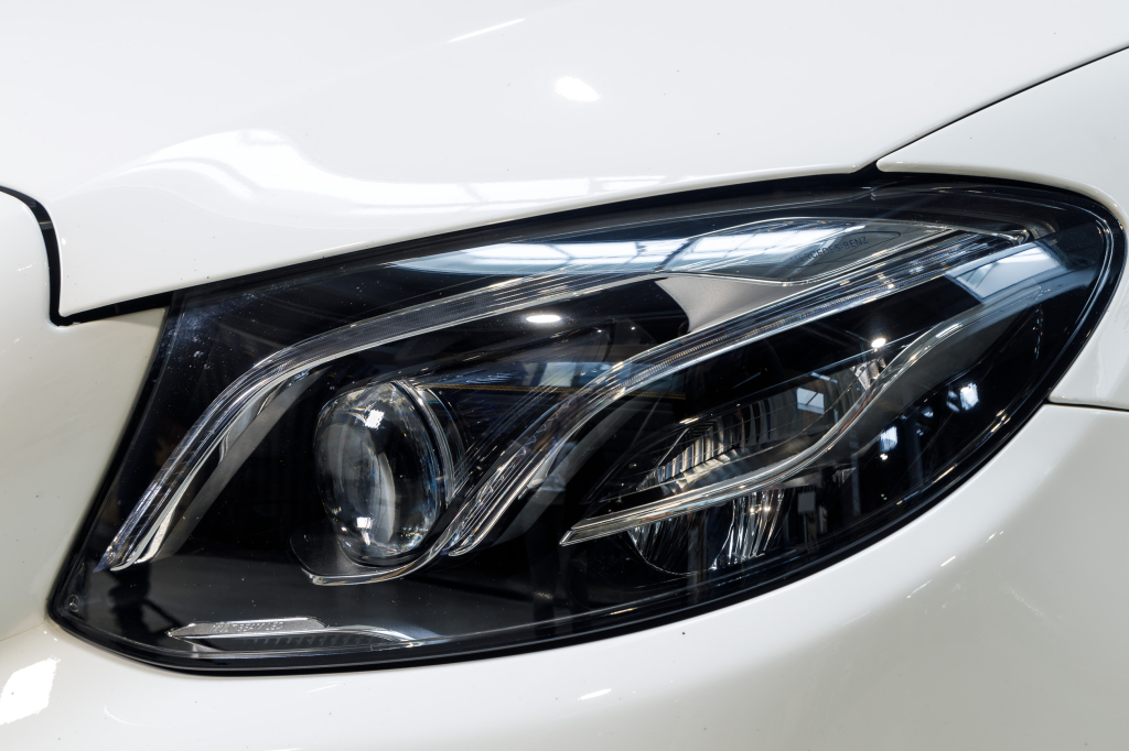 Mercedes-Benz E 200 4Matic AMG Line photo 37