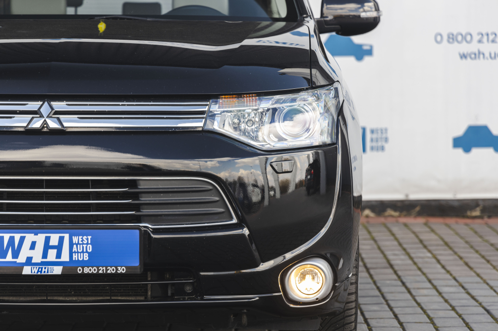 Mitsubishi Outlander PHEV Plug-In Hybrid 2013 photo 2