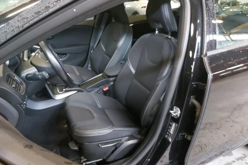 Volvo V40 2019 фото 19