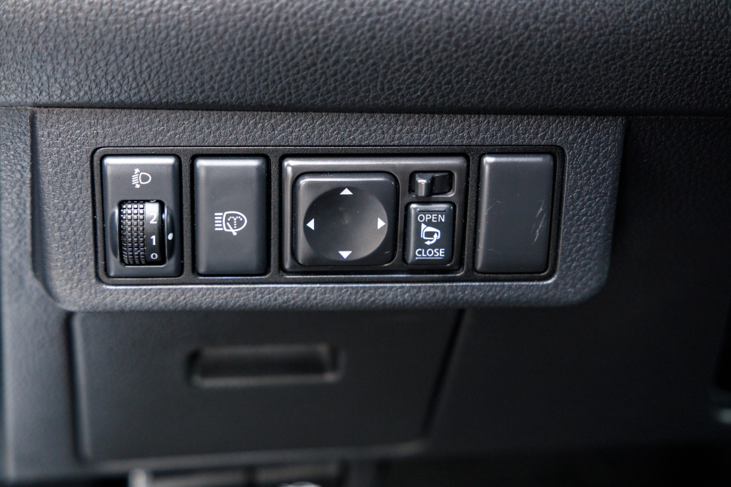 Nissan TIIDA 2010 photo 12