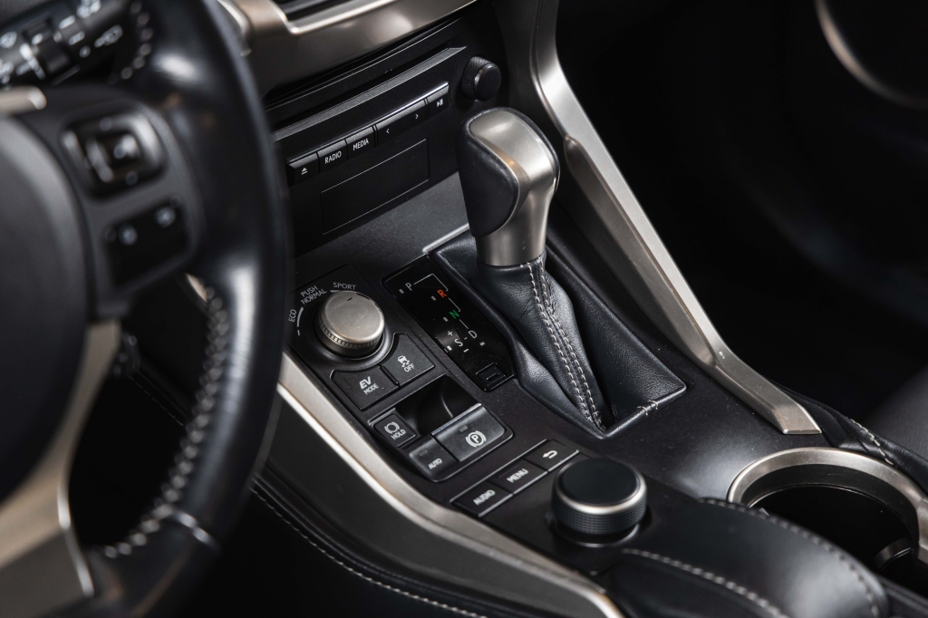 Lexus NX 300H 2016 фото Lexus NX 300H 2016 фото 27