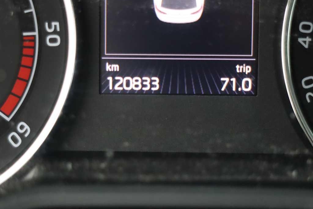 Skoda Superb Combi 2017 фото 3