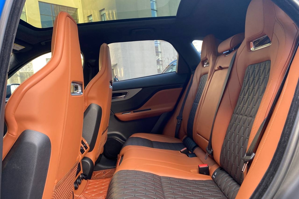 Jaguar F-Pace SVR 2020 фото 14