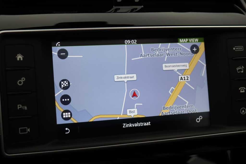 Jaguar XE 2017 фото 4