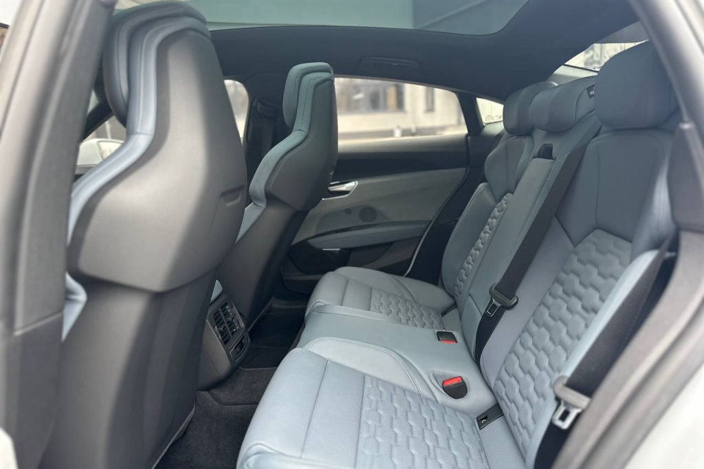 Audi RS e-tron GT 2021 фото 17