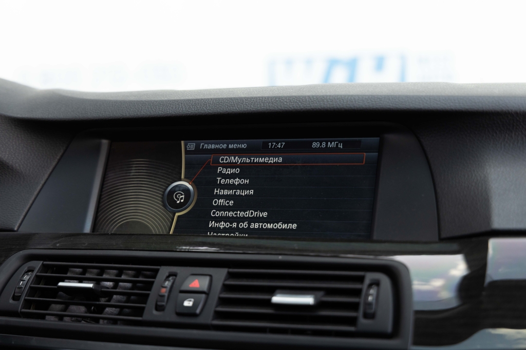 BMW 5 Series 2011 фото BMW 5 Series 2011 фото 23