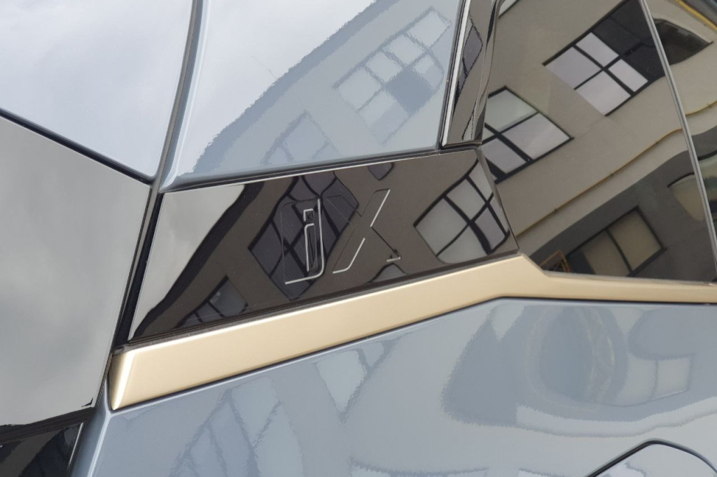 BMW iX M60 2022 фото 10