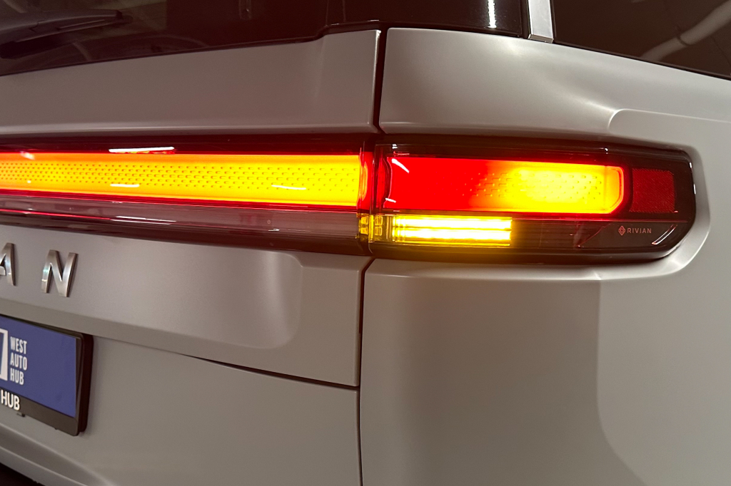 Rivian R1S 2023 photo 10