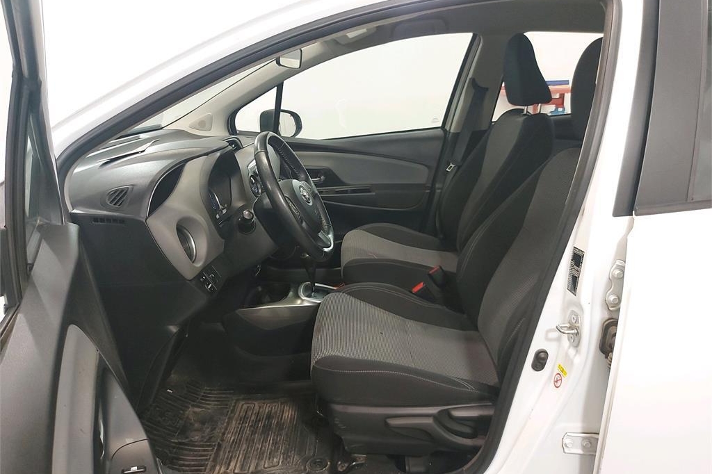 Toyota Yaris 2016 photo 2