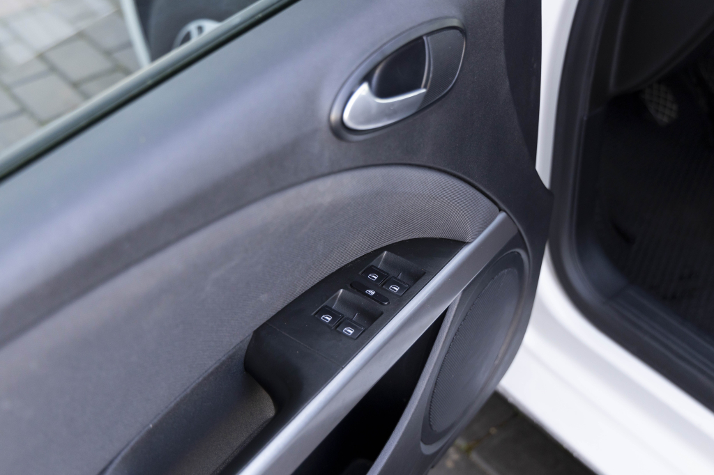 SEAT Leon 2011 фото 24