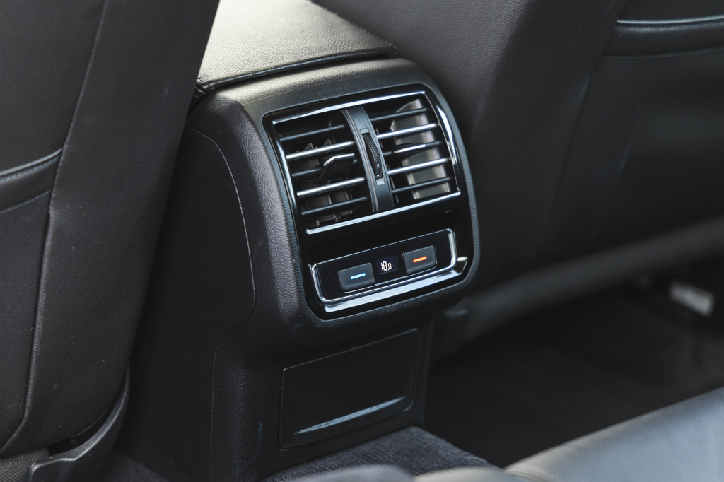 Volkswagen Passat R-Line 4Motion 2018 photo 33