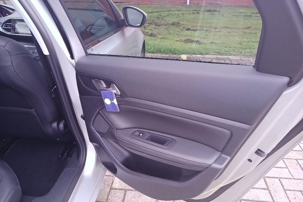 Peugeot 308 2016 фото 15