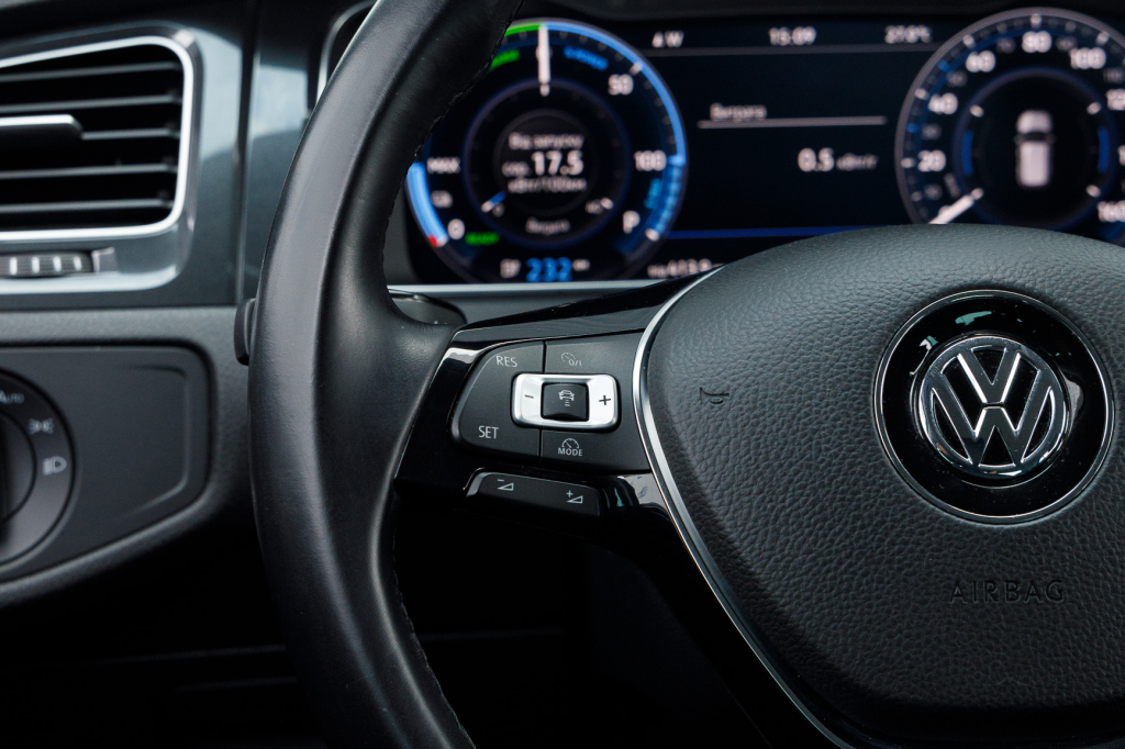 Volkswagen e-Golf 2018 фото 23