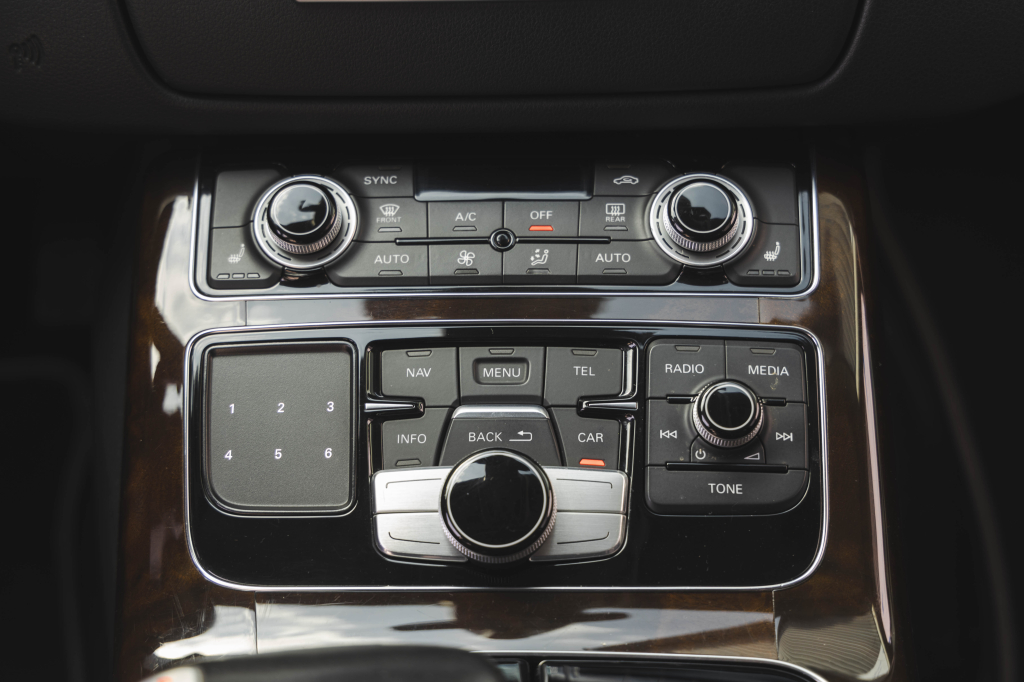 Audi A8 2015 photo 32