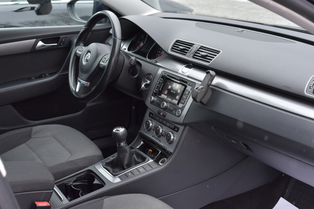 Volkswagen Passat B7 Panorama 2012 photo 27