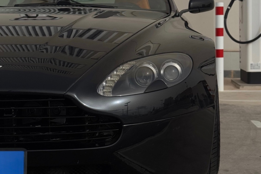 Aston Martin V8 Vantage 2006 фото Aston Martin V8 Vantage 2006 фото 2