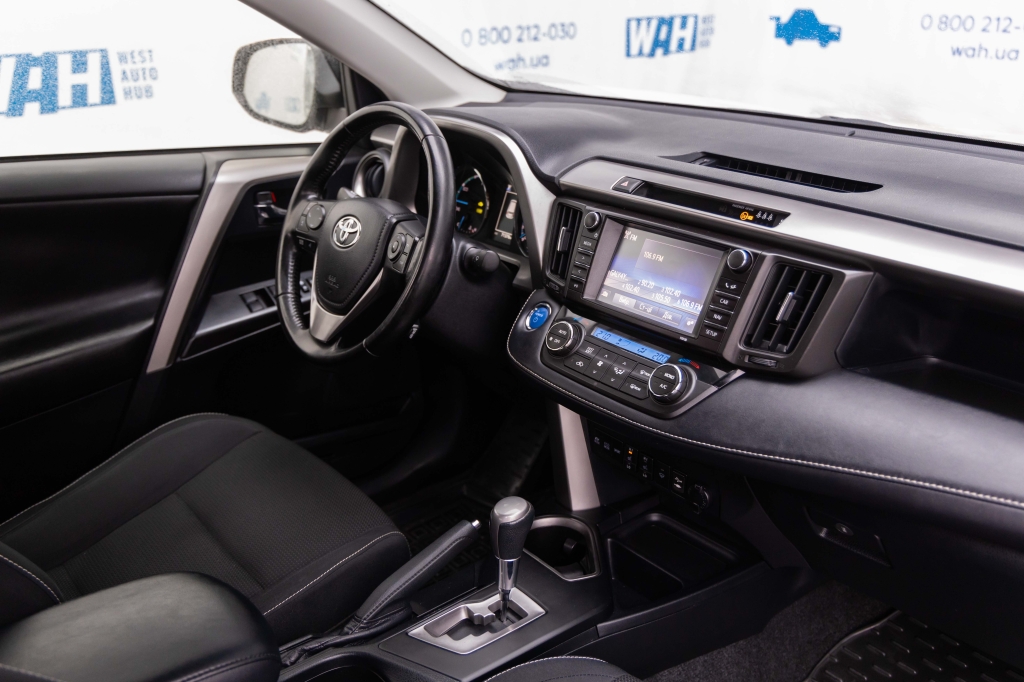 Toyota RAV4 Hybrid 2017 фото Toyota RAV4 Hybrid 2017 фото 26