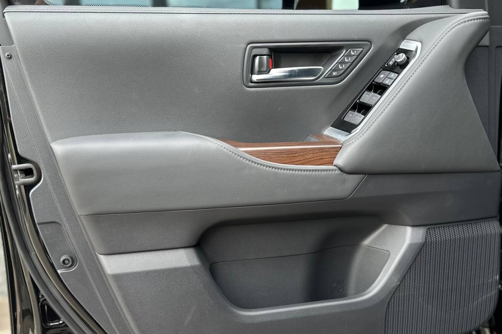 Toyota Land Cruiser 300 VX BR6 Armor 2022 фото Toyota Land Cruiser 300 VX BR6 Armor 2022 фото 6