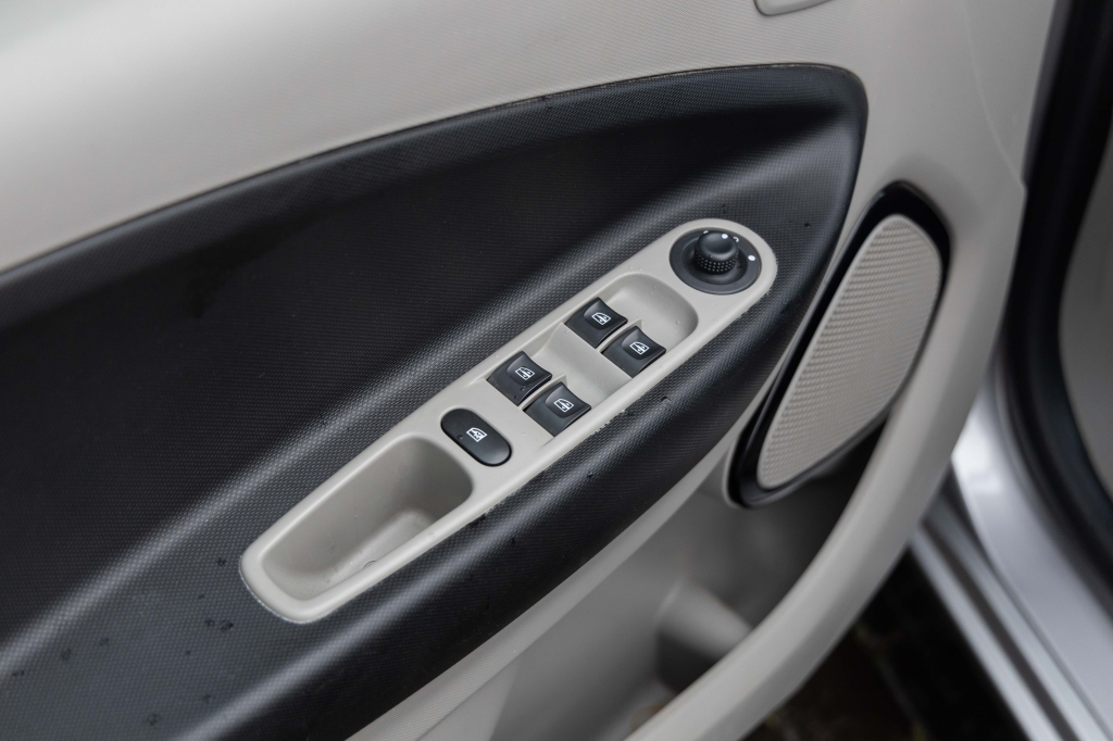 Renault Zoe 2015 фото 12