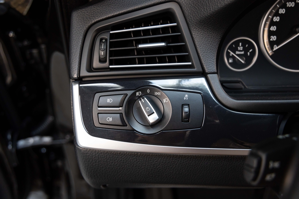 BMW 5 Series 2015 фото 16