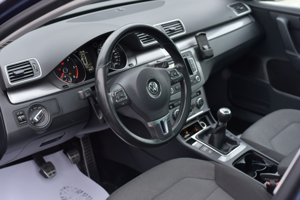 Volkswagen Passat B7 Panorama 2012 photo 16