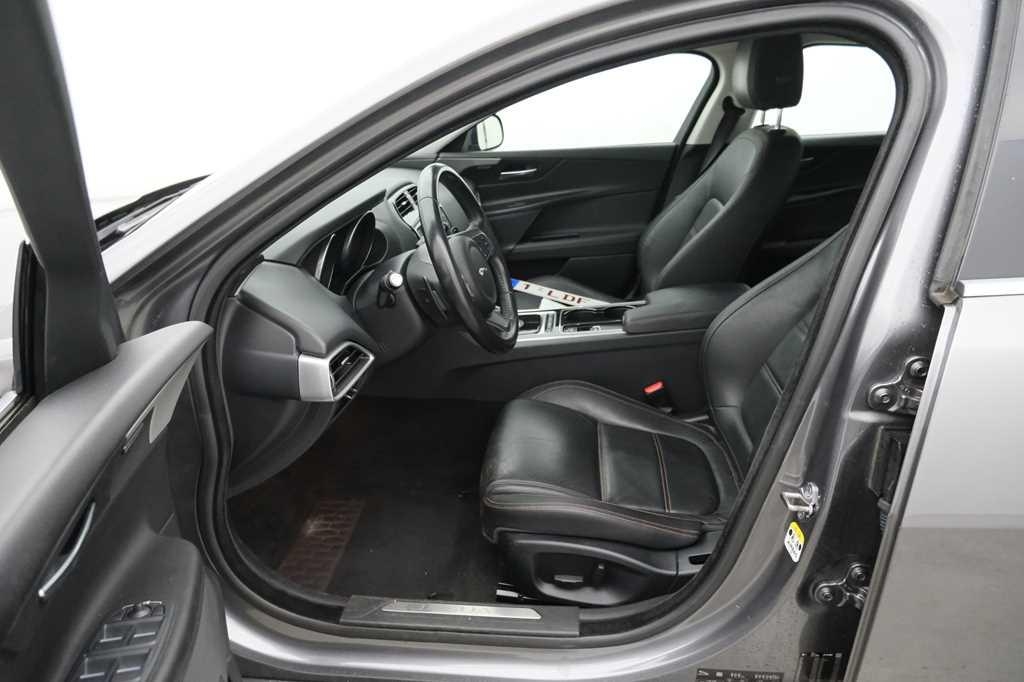 Jaguar XE 2015 photo 2