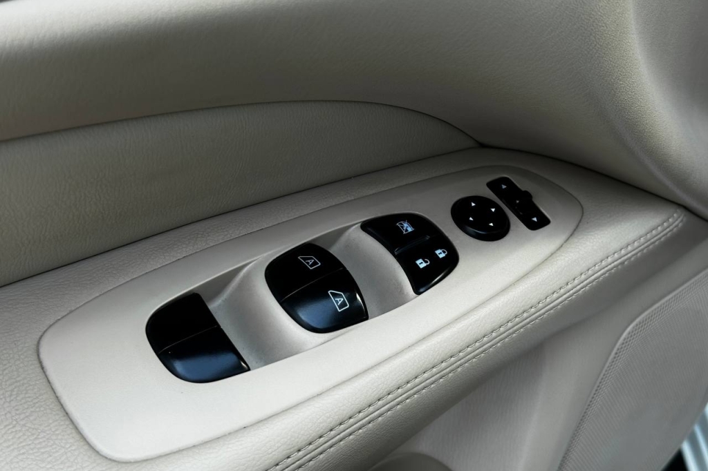 Nissan Pathfinder 2015 фото Nissan Pathfinder 2015 фото 9