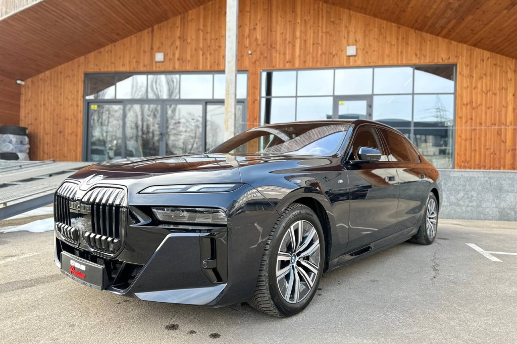 BMW i7 2023 фото 3