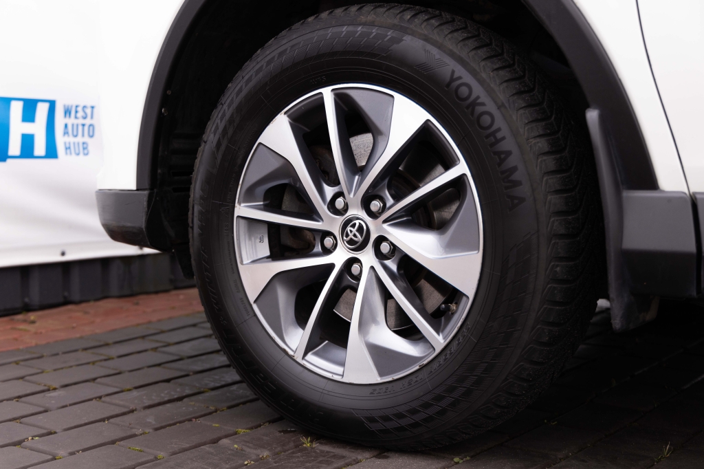 Toyota RAV4 Hybrid 2017 фото Toyota RAV4 Hybrid 2017 фото 2