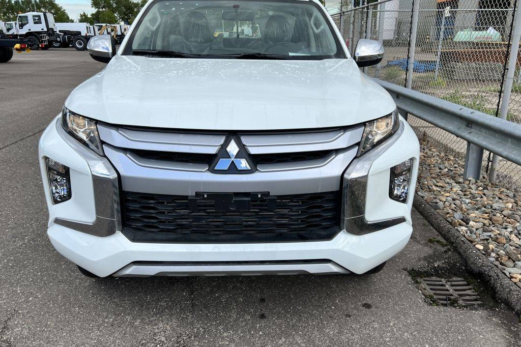 Mitsubishi L200 4x4 2.5D GLX Double Cab 2023 фото Mitsubishi L200 4x4 2.5D GLX Double Cab 2023 фото 1