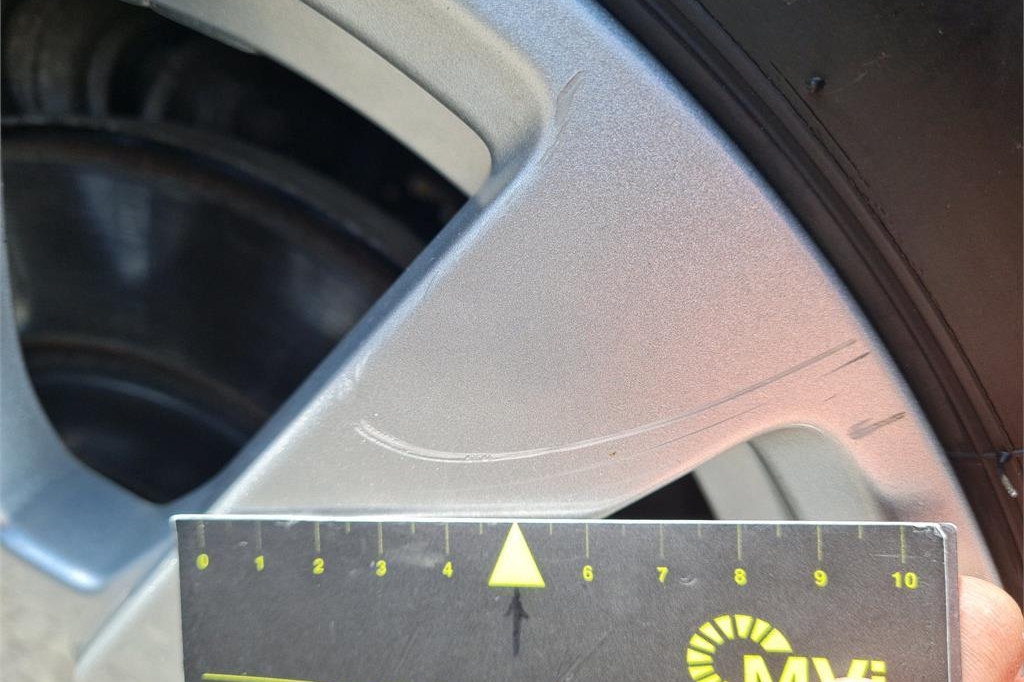 Jaguar XE 2016 фото 15