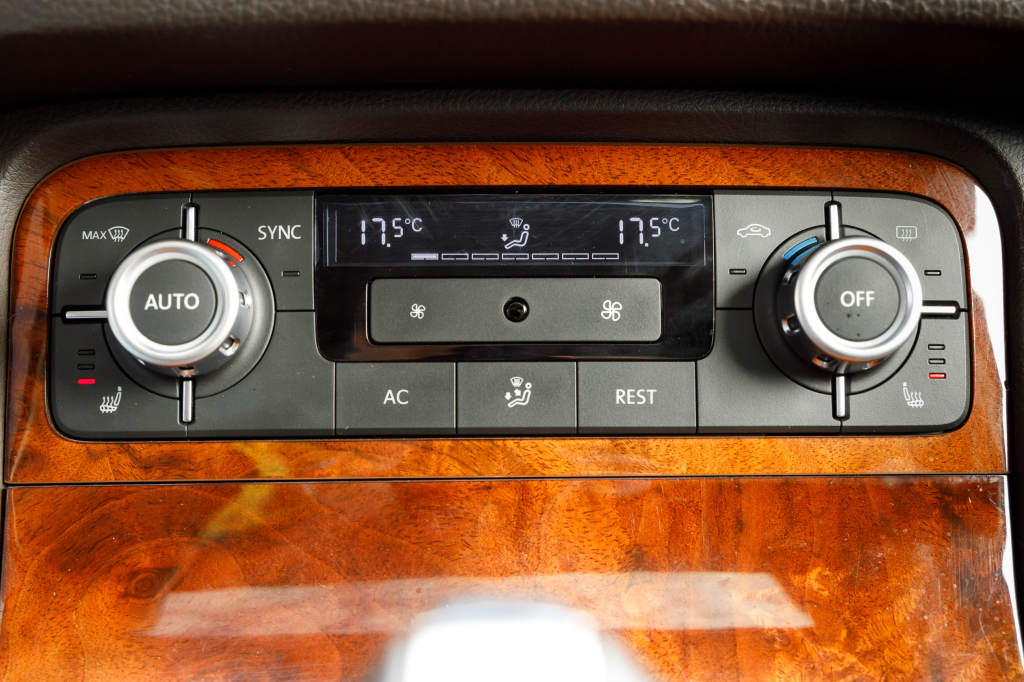 Volkswagen Touareg 2012 фото 1