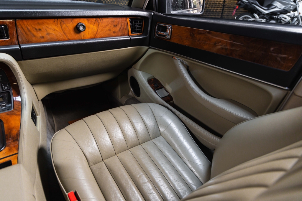 Jaguar XJ 1993 фото Jaguar XJ 1993 фото 26