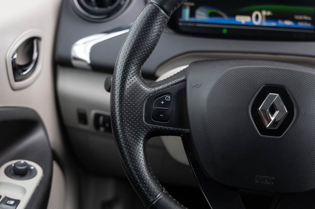 Renault Zoe 2015 фото 16