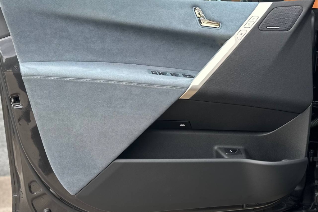 BMW iX 2021 фото 10