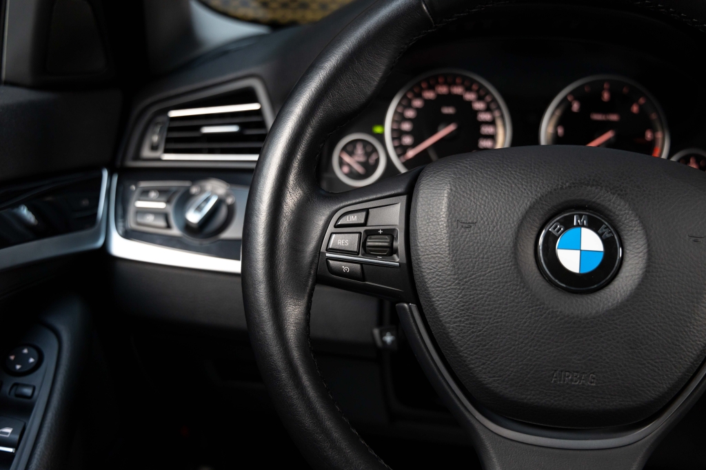 BMW 5 Series 2015 фото 18