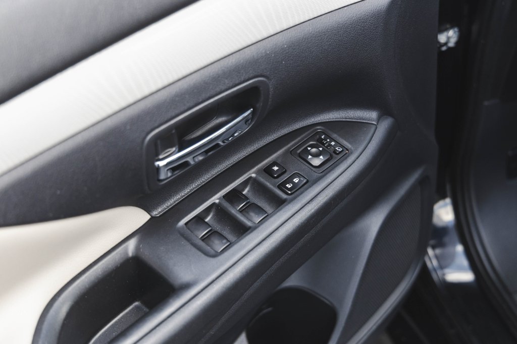 Mitsubishi Outlander PHEV Plug-In Hybrid 2013 photo 16