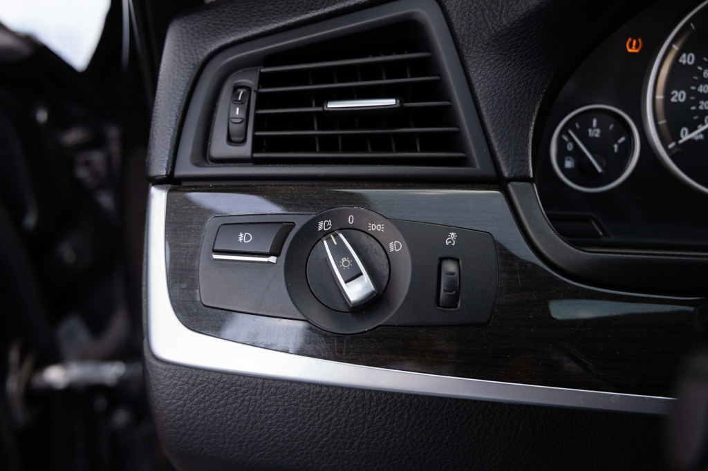 BMW 5 Series 2011 фото BMW 5 Series 2011 фото 16