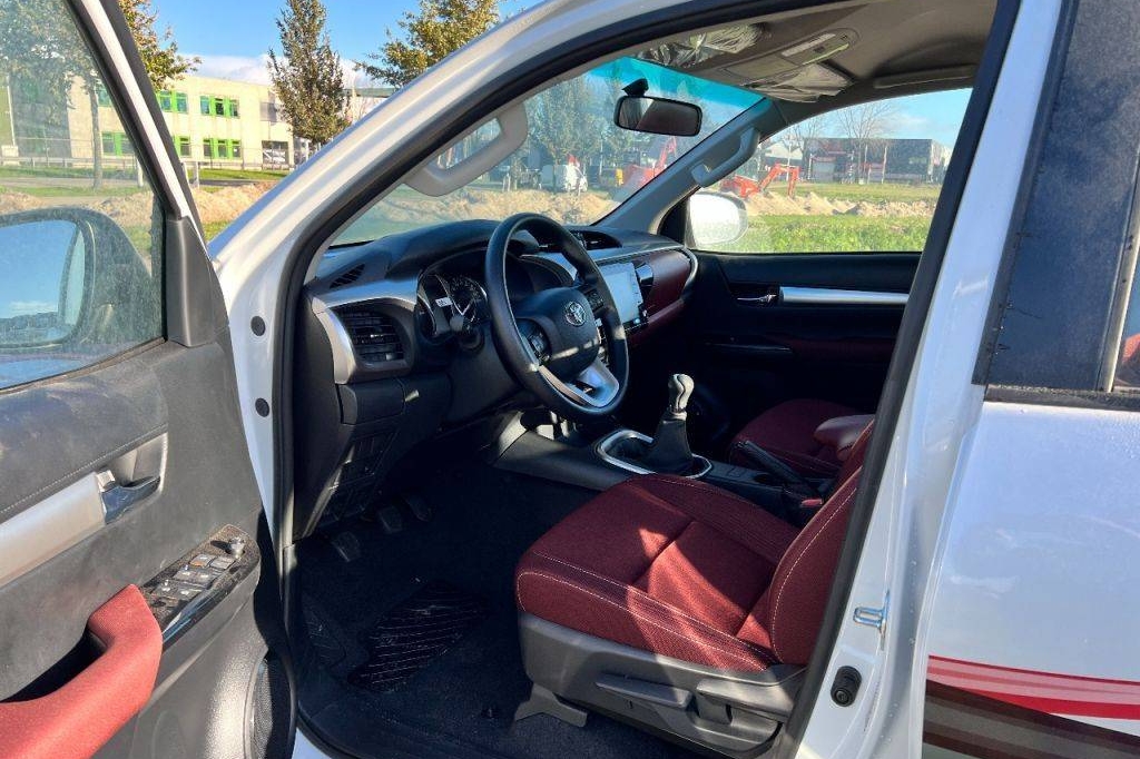 Toyota Hilux GLX SR5 4X4 2.4D 2023 фото Toyota Hilux GLX SR5 4X4 2.4D 2023 фото 8